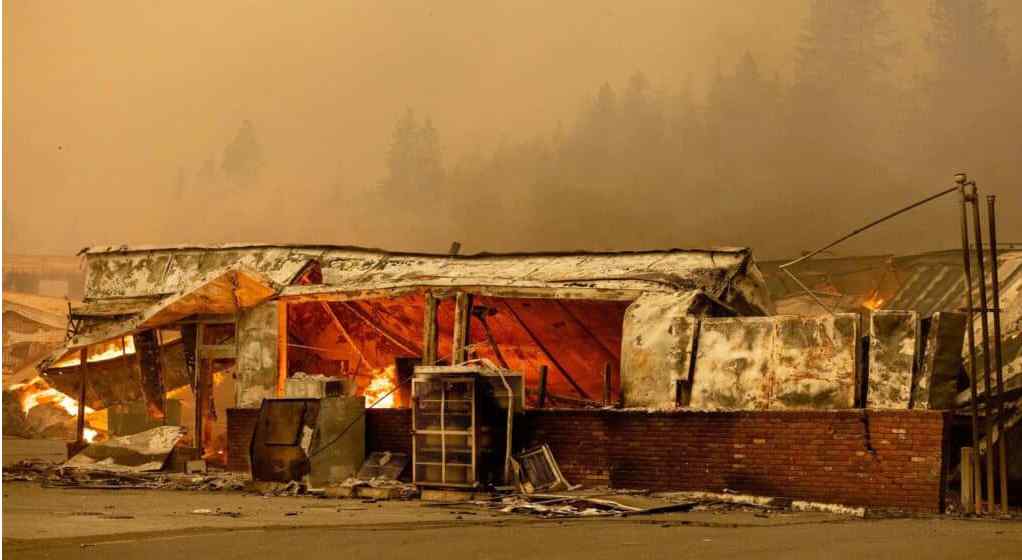 Geschäft, nachdem der Brand gelöscht wurde