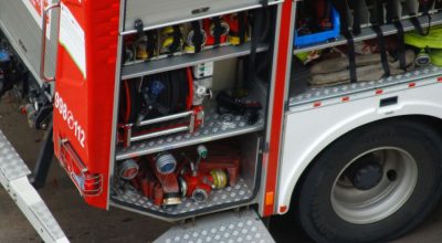 Feuerwehrauto im Einsatz bei einem Hausbrand